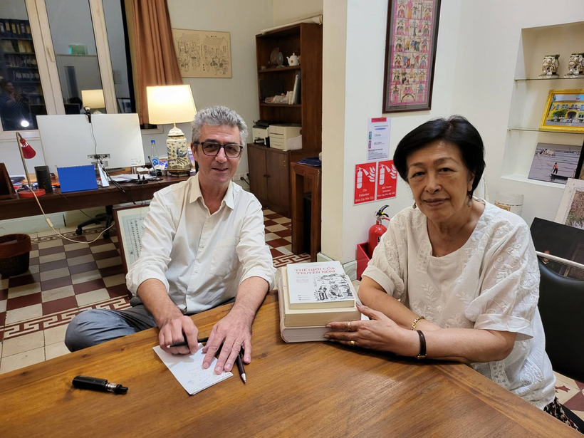 Bà Tôn Nữ Thị Ninh trong cuộc trao đổi với ông Olivier Tessier, Giám đốc Viện Viễn Đông Bác cổ Pháp.