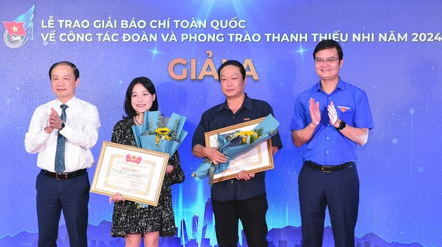 Phó Trưởng Ban Thường trực Ban Dân vận T.Ư Phạm Tất Thắng (bên trái) và Bí thư thứ nhất T.Ư Đoàn Bùi Quang Huy (bên phải) trao Giải A cho nhóm tác giả ấn phẩm Nhân Dân cuối tuần. 