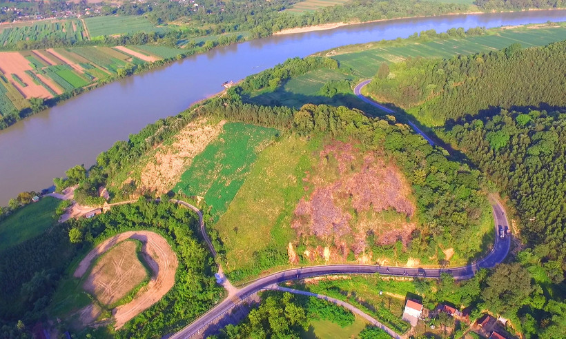 Sự suy giảm rừng đầu nguồn cũng là nguyên nhân tạo nên xói mòn và rửa trôi, làm suy thoái đất nông nghiệp. Ảnh: Khoa Đăng