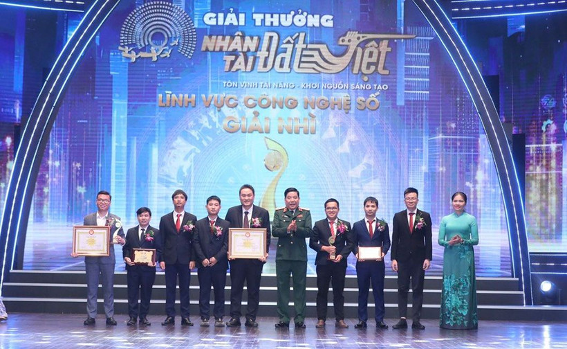 Vượt qua nhiều ứng viên "nặng ký" trong lĩnh vực Công nghệ số, đề tài: "Nghiên cứu thiết kế mô đun điều khiển và truyền thông ứng dụng cho các thiết bị điện thông minh trong hệ sinh thái sản phẩm/dịch vụ Smart Home" của nhóm tác giả Công ty Rạng Đông đã xuất sắc giành giải nhì Nhân tài Đất Việt 2023.