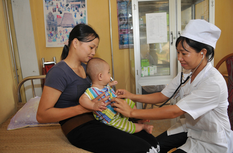 Để giải bài toán thiếu hụt nhân lực tuyến y tế cơ sở, cần có cơ chế hỗ trợ thu nhập cho các y, bác sĩ. Ảnh: NGỌC MAI