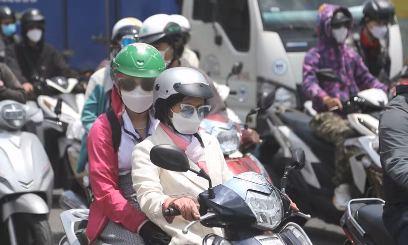 Người dân lưu thông giữa thời tiết nắng nóng trên đường Phạm Văn Bạch, quận Tân Bình (Thành phố Hồ Chí Minh), ngày 12/3 vừa qua. Ảnh: Đình Văn