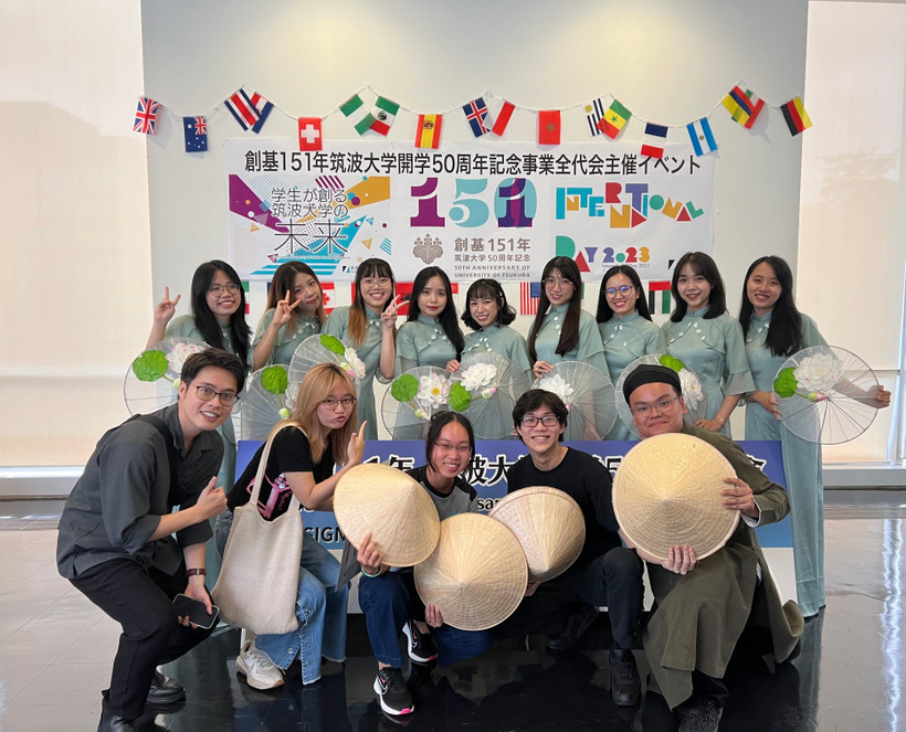 Tác giả (ngồi ngoài cùng, bên phải) cùng các bạn trong Hội Sinh viên Việt Nam tại Trường đại học Tsukuba.