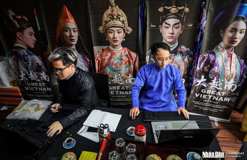 Great Vietnam nghiên cứu, phục dựng y trang của người Việt từ hàng trăm năm trước. Ảnh: THÀNH ĐẠT