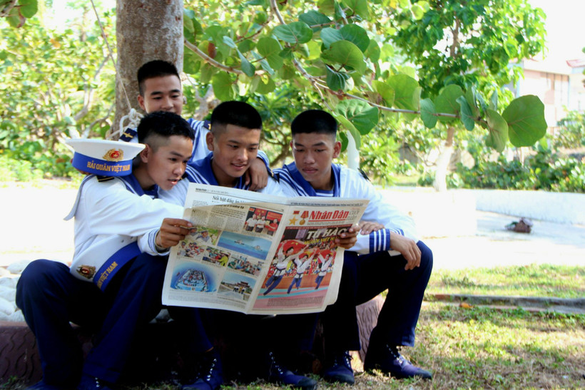 Báo Nhân Dân cuối tuần đến với lính đảo Trường Sa. Ảnh: Trung Hiếu 