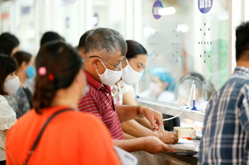 Bộ Y tế và cơ quan Bảo hiểm xã hội cần sớm có cơ chế thanh toán chi phí thuốc, vật tư y tế mà người bệnh phải tự mua ngoài. Ảnh: Như Ý