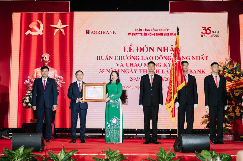 Agribank nhận Huân chương Lao động hạng Nhất.