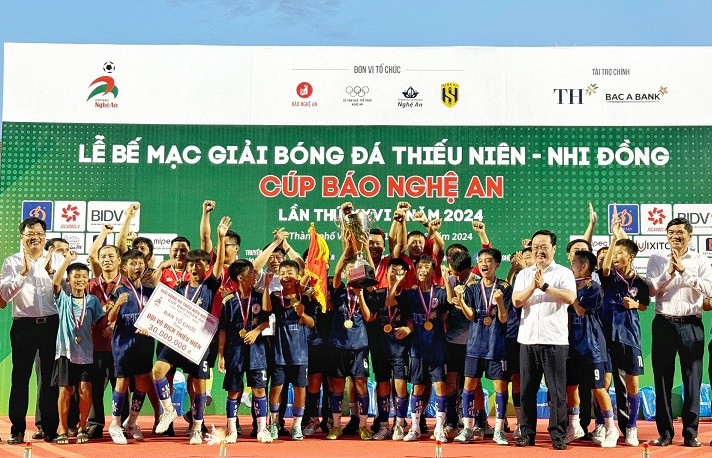 Trao cúp và Huy chương Vàng cho đội Thiếu niên Quỳnh Lưu.