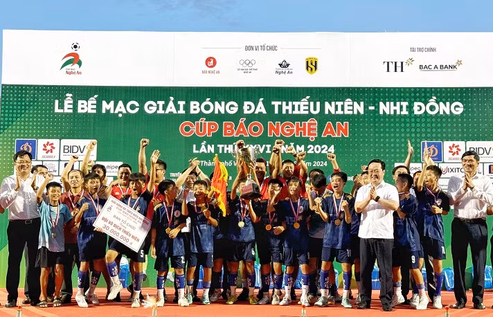 Trao cúp và Huy chương Vàng cho đội Thiếu niên Quỳnh Lưu.