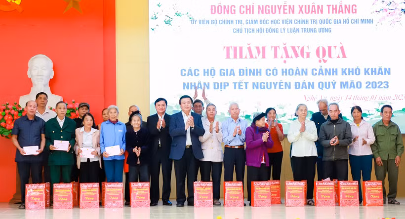 Đồng chí Nguyễn Xuân Thắng tặng quà Tết cho các gia đình chính sách, người có công huyện Anh Sơn.