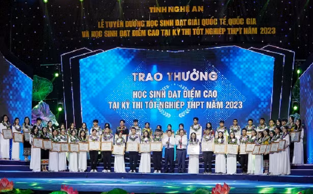 Trao thưởng cho học sinh đoạt giải quốc tế, quốc gia và điểm cao tại kỳ thi tốt nghiệp Trung học phổ thông năm 2023.