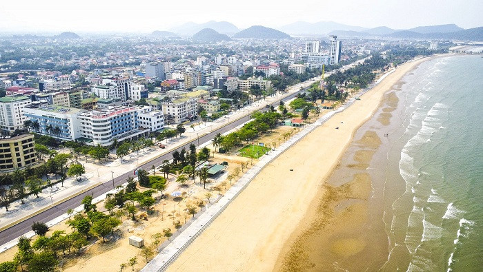 Biển Cửa Lò được thiên nhiên ưu đãi với bãi cát trắng mịn, thoải dài, làn nước trong xanh.