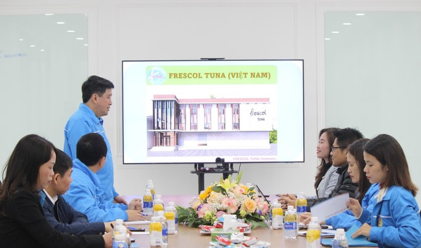 Lãnh đạo Liên đoàn Lao động tỉnh Nghệ An làm việc với những doanh nghiệp sử dụng nhiều lao động về tình hình sử dụng lao động.