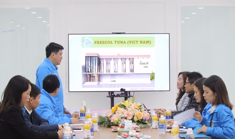 Lãnh đạo Liên đoàn Lao động tỉnh Nghệ An làm việc với những doanh nghiệp sử dụng nhiều lao động về tình hình sử dụng lao động.