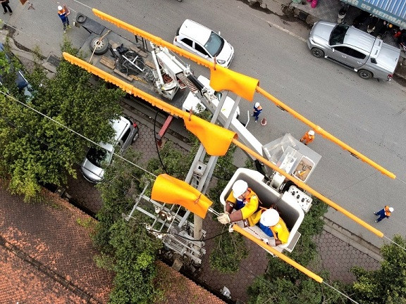 Điện lực Nghệ An thực hiện sửa chữa lưới điện bằng công nghệ Hotline, không gây gián đoạn quá trình sản xuất và sinh hoạt.