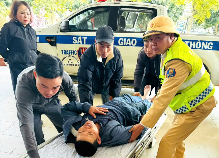 Cảnh sát giao thông Nghệ An đưa người đột quỵ trên đường đến bệnh viện Hữu nghị Đa khoa Nghệ An cấp cứu kịp thời.
