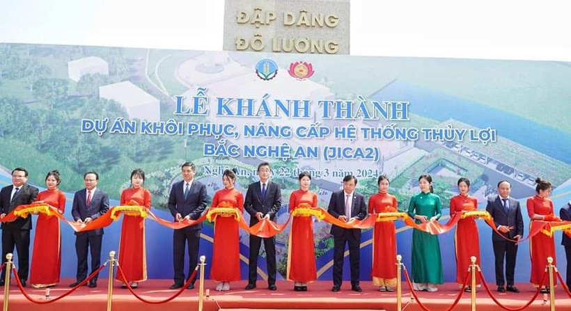 Lãnh đạo Bộ Nông nghiệp và Phát triển nông thôn cùng các đại biểu cắt băng khánh thành dự án.