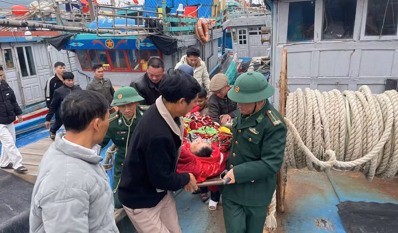 Cán bộ, chiến sĩ Đồn Biên phòng Quỳnh Phương và ngư dân vận chuyển nạn nhân lên tuyến trên điều trị.
