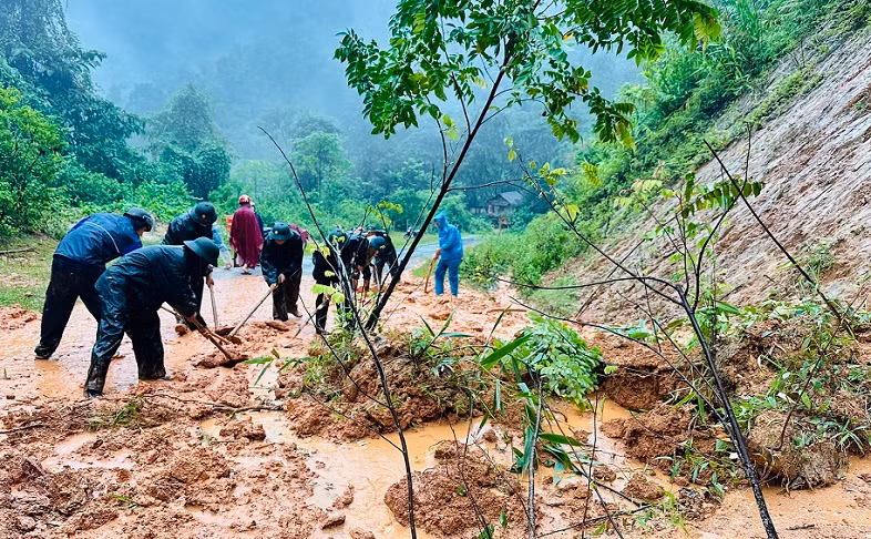 Đồn Biên phòng Tam Quang khắc phục các điểm sạt lở bảo đảm giao thông.