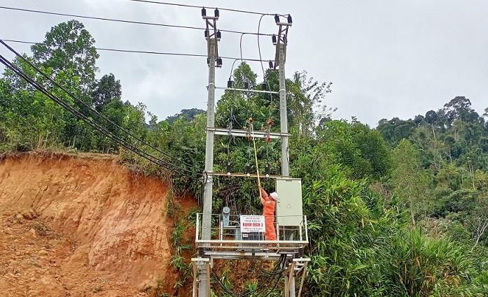 Đóng và cấp điện lưới Quốc gia cho bản Long Thắng, xã Hạnh Dịch.