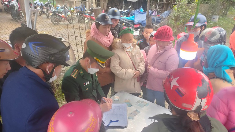 Cấp thẻ ra, vào chợ biên giới cho bà con.