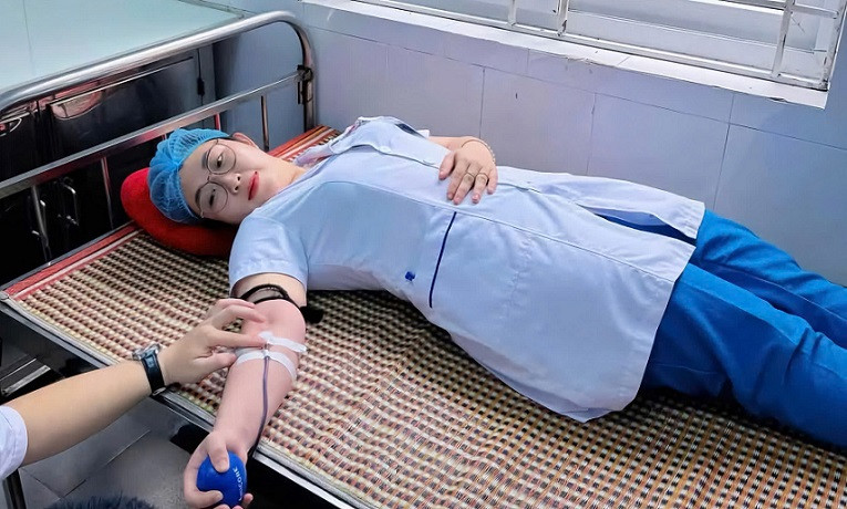 Điều dưỡng Tống Trần Bảo Quyên (Khoa Hồi sức tích cực) tình nguyện hiến máu cứu bệnh nhân.