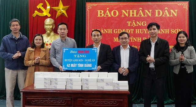 Chánh Văn phòng Báo Nhân Dân Vũ Hoàng Vĩnh trao máy tính bảng cho ngành Giáo dục và Đào tạo huyện miền núi Anh Sơn.