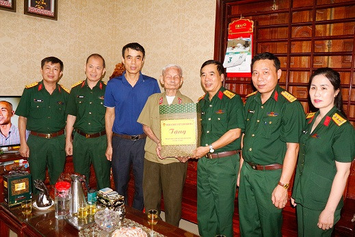 Đoàn công tác thăm, tặng quà cựu chiến binh trực tiếp tham gia Chiến dịch Điện Biên Phủ Nguyễn Cảnh Thìn ở khối 22, phường Hưng Bình, thành phố Vinh (Nghệ An). (Ảnh: TRỌNG KIÊN)