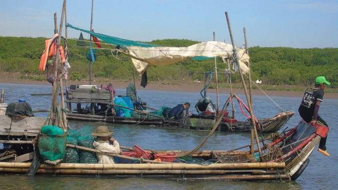 Thuyền đầy đặc sản - kết quả của một ngày mưu sinh ở đáy sông.