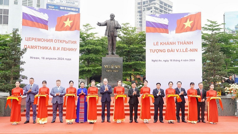 Các đại biểu cắt băng khánh thành tượng V.I.Lenin. 