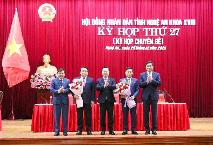 Thường trực Tỉnh ủy tặng hoa chúc mừng hai đồng chí tân Phó Chủ tịch Ủy ban nhân dân tỉnh.
