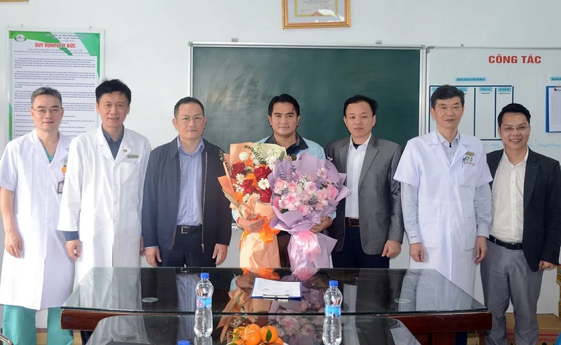 Tặng hoa chúc mừng bệnh nhân Aloun Sack đã bình phục hoàn toàn và xuất viện.