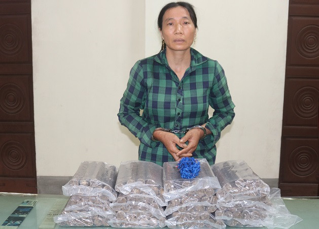 Đối tượng Nguyễn Thị Thủy và tang vật liên quan.