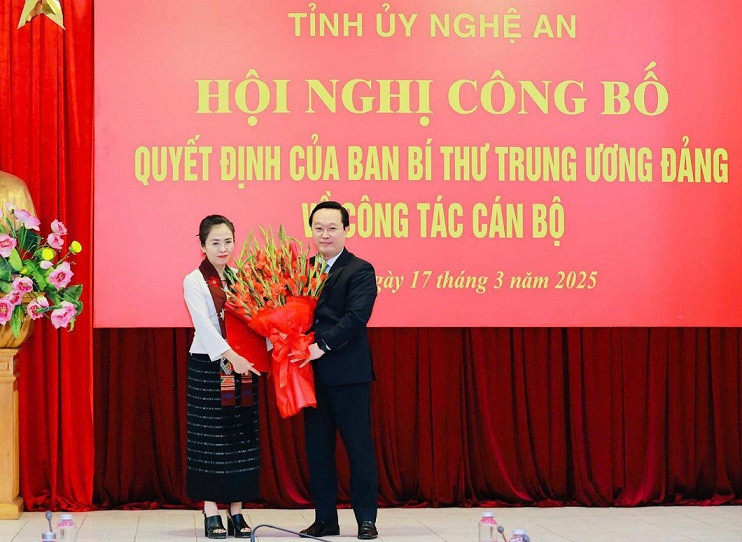 Bí thư Tỉnh ủy Nghệ An Nguyễn Đức Trung trao Quyết định của Ban Bí thư Trung ương Đảng chuẩn y chức vụ Phó Bí thư Tỉnh ủy Nghệ An (nhiệm kỳ 2020-2025) cho đồng chí Võ Thị Minh Sinh. 