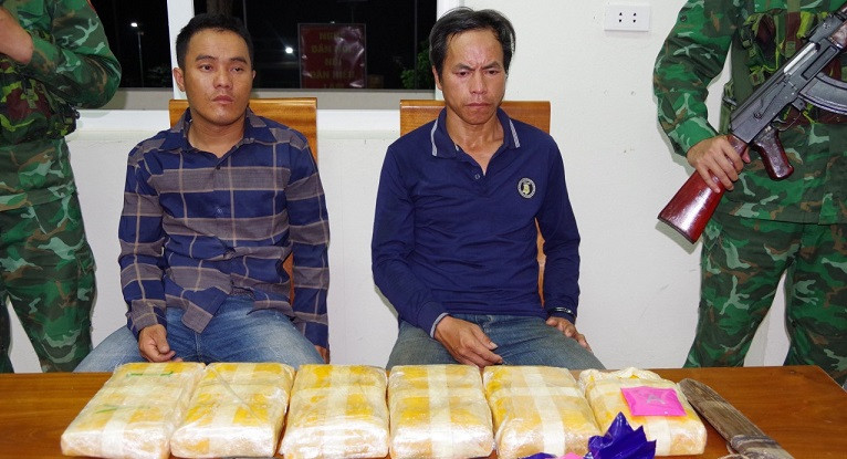 Bắt giữ 2 đối tượng vận chuyển trái phép 36.000 viên ma túy tổng hợp.