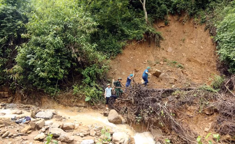 Đoạn đường từ bản Xằng Trên vào bản Cha Nga hơn 20km nhưng có hơn 50 điểm sạt lở, không thể lưu thông bằng xe máy.