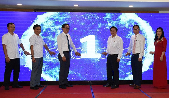 Các đại biểu bấm nút phát động cuộc thi sáng tác biểu trưng (logo) và khẩu hiệu (slogan) du lịch Nghệ An năm 2023. (Ảnh: Công Kiên).