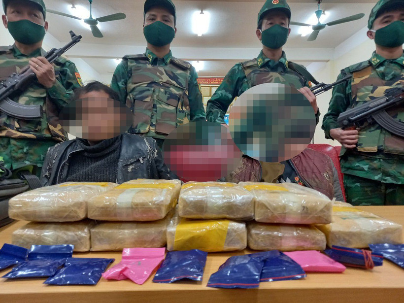 Đối tượng và tang vật thu giữ.