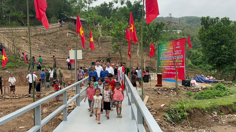 Niềm vui của dân bản và các cháu học sinh bản Nhôn Mai ngày khánh thành cầu qua suối khe Hỷ.