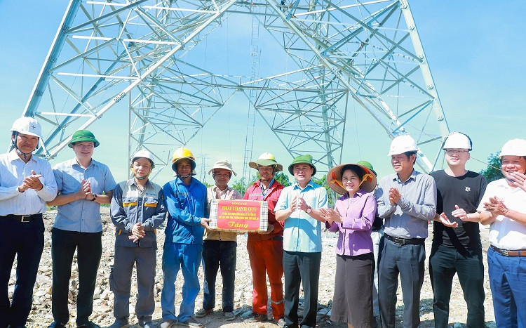 Đồng chí Bí thư Tỉnh ủy Nghệ An cùng đoàn công tác tặng quà động viên cán bộ, công nhân đang thi công.