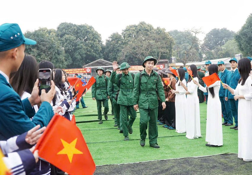 Thanh niên quê Bác hăng hái lên đường nhập ngũ.