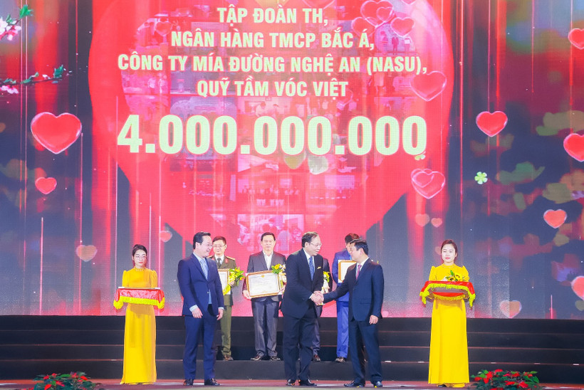 Lãnh đạo tỉnh nghệ An trao bằng khen và hoa cảm ơn doanh nghiệp đã ủng hộ chương trình.