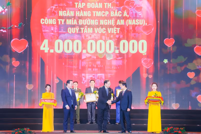 Lãnh đạo tỉnh nghệ An trao bằng khen và hoa cảm ơn doanh nghiệp đã ủng hộ chương trình.