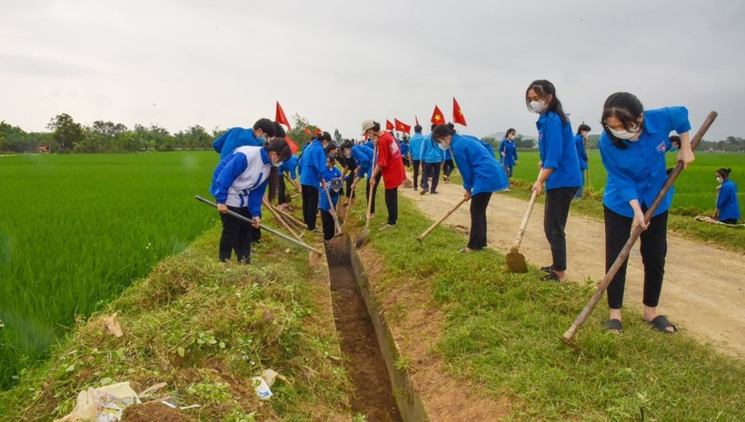 Các đoàn viên thanh niên tham gia vệ sinh môi trường, nạo vét kênh mương. (Ảnh: Thanh Lê)