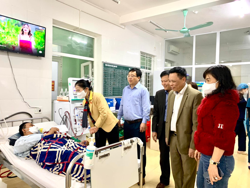 Thăm và tặng quà cho bệnh nhân nặng đang điều trị tại Bệnh viện huyện Nghi Lộc.