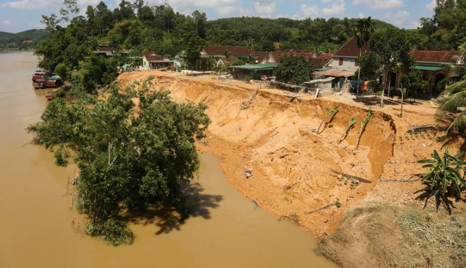 Sạt lở nghiêm trọng bờ sông Lam đoạn qua xóm 1, Lạng Khê.