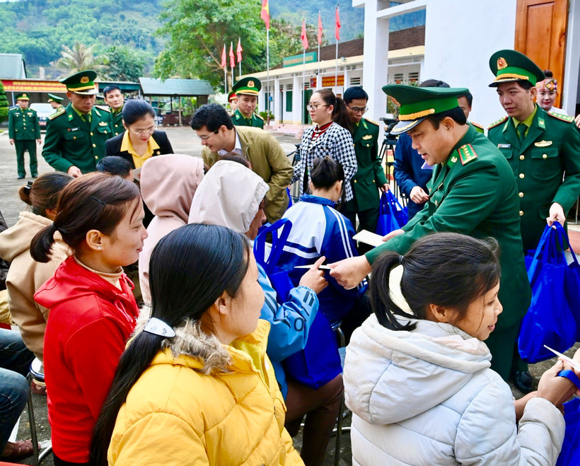 Lãnh đạo Bộ chỉ huy Bộ đội biên phòng Nghệ An và Uỷ ban Mặt trận Tổ quốc tỉnh Nghệ An tặng quà Tết cho các hộ đồng bào nghèo khu vực biên giới
