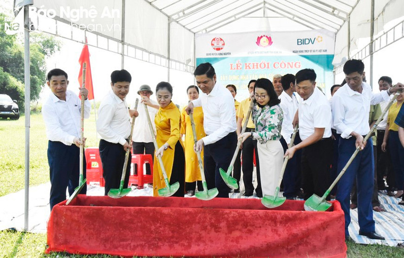 Các đại biểu khởi công xây dựng nhà văn hóa cộng đồng tránh lũ tại địa bàn ngoài đê huyện Hưng Nguyên.