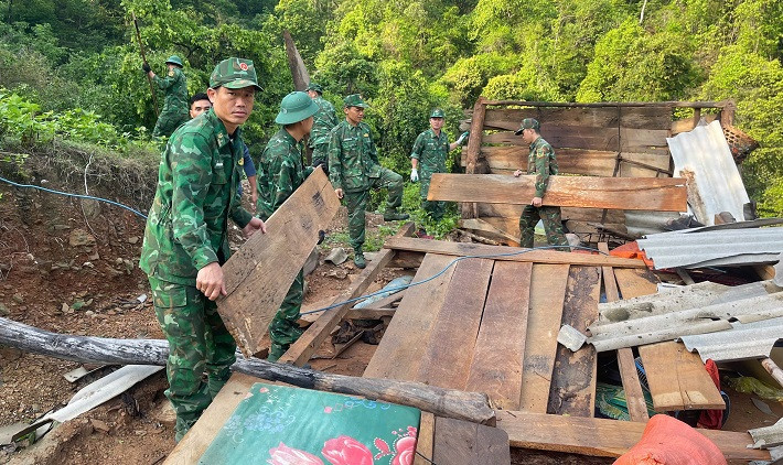 Đồn Biên phòng Mường Ải giúp người dân dựng lại nhà bị đổ do giông lốc.