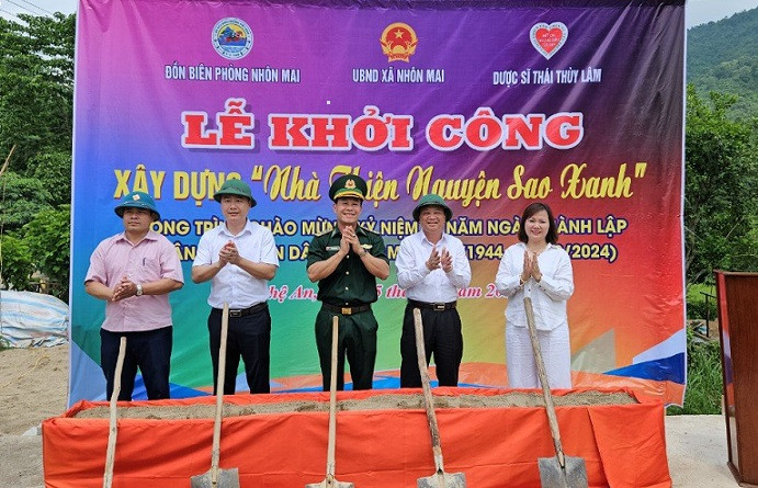 Đồn Biên phòng Nhôn Mai, cấp ủy chính quyền địa phương và các nhà hảo tâm khởi công xây dựng nhà thiện nguyện Sao Xanh.